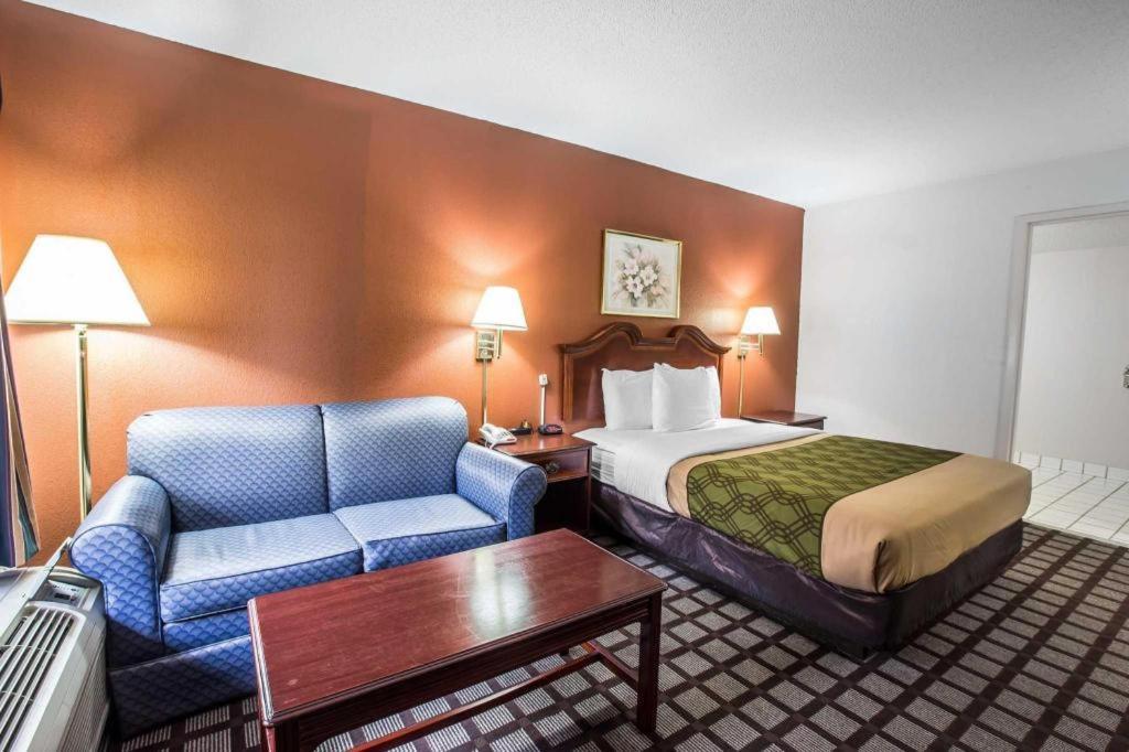 Econo South Hotel 2*