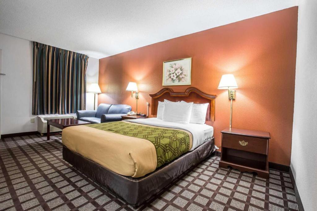 Econo South Hotel 2*
