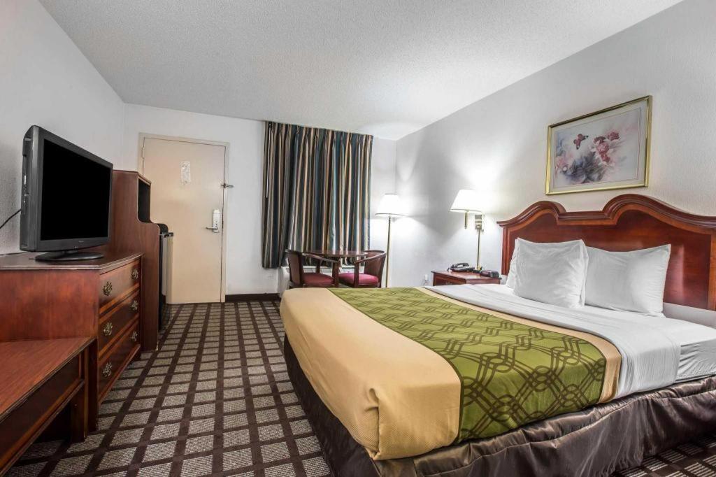 Lodge Econo South *