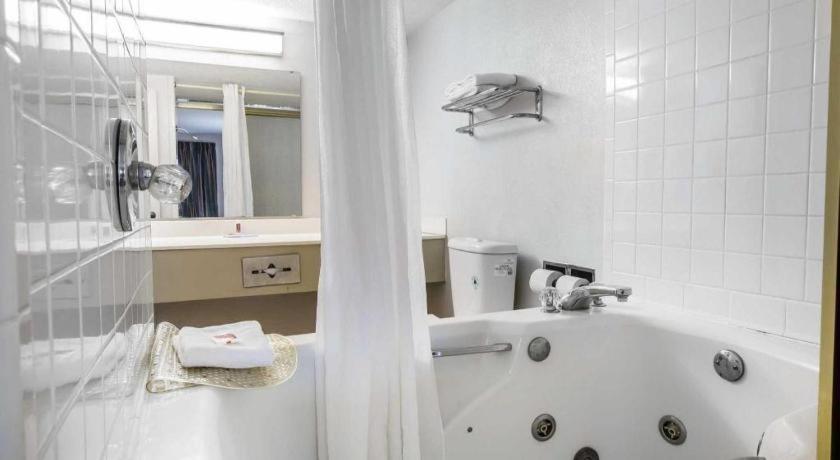 Lodge Econo South Garner